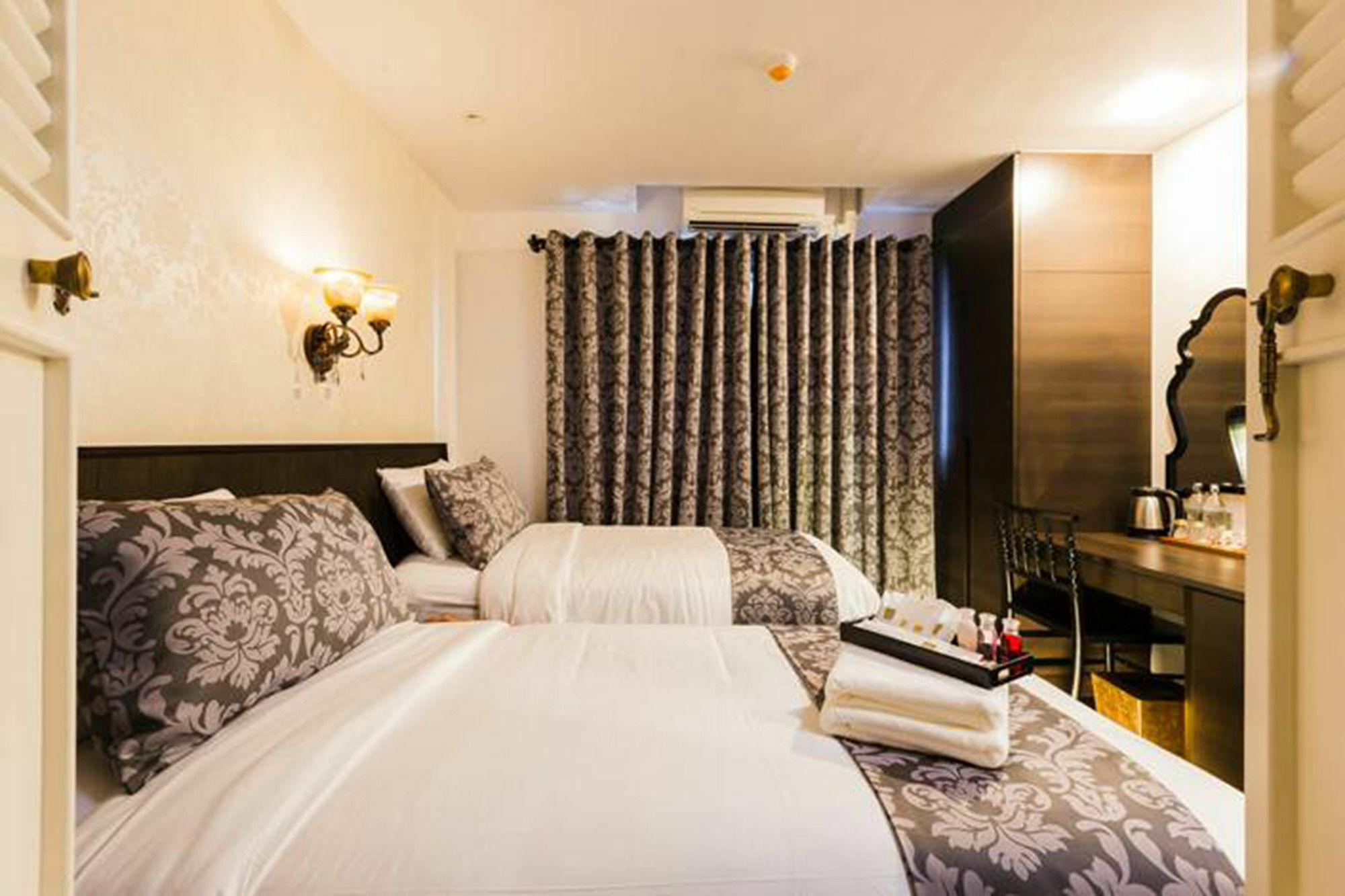 The Fah Silom Hotel Banguecoque Exterior foto